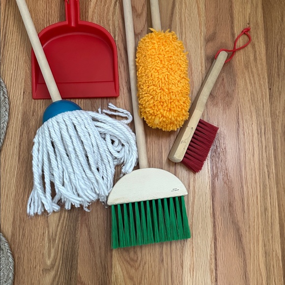 Melissa & Doug cleaning set - Picture 2 of 5